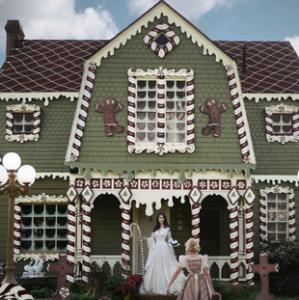 Daily Delight: House transformed into Christmas fairy tale